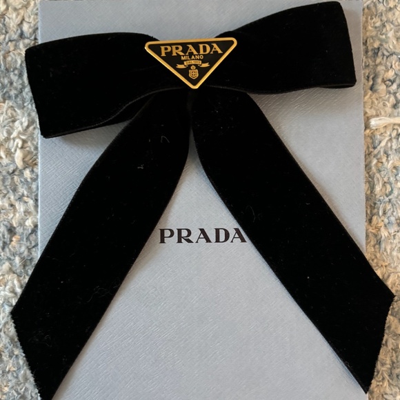 NEVER BEEN WORN AUTHENTIC Velvet PRADA Bow - Picture 1 of 2